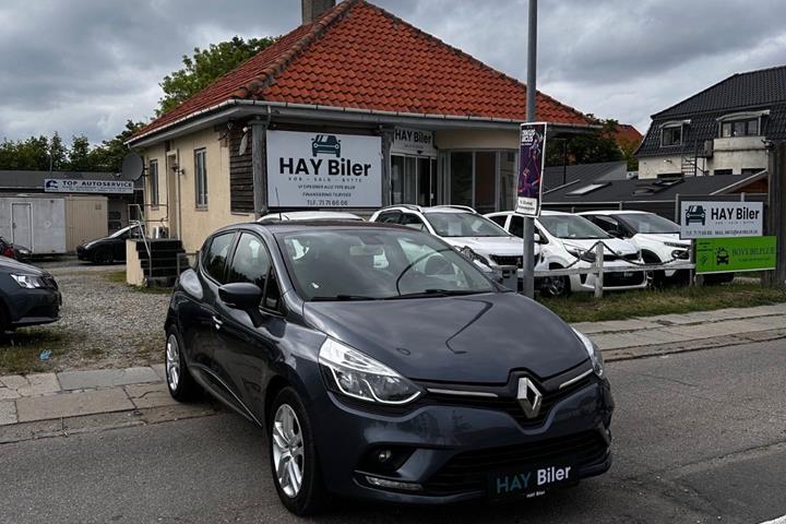 Grå Renault Clio IV fra 2017 set udefra
