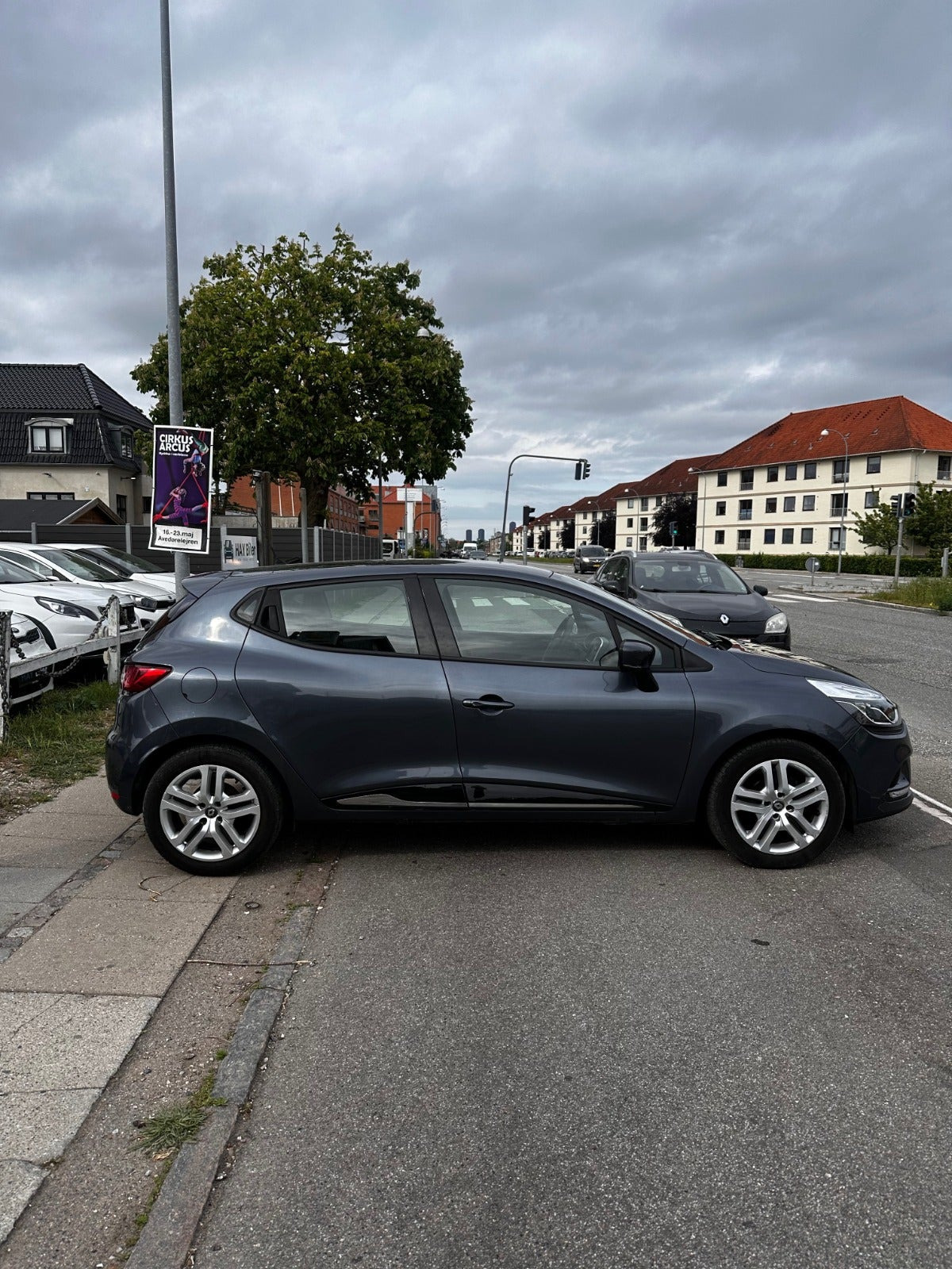 Grå Renault Clio IV fra 2017