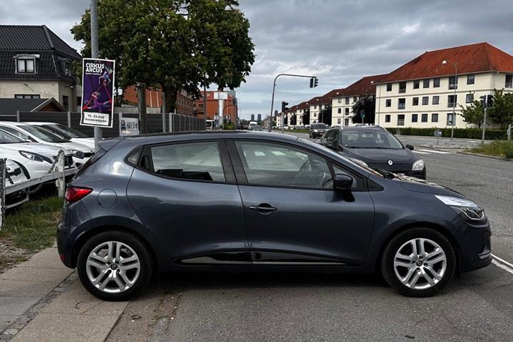 Grå Renault Clio IV fra 2017