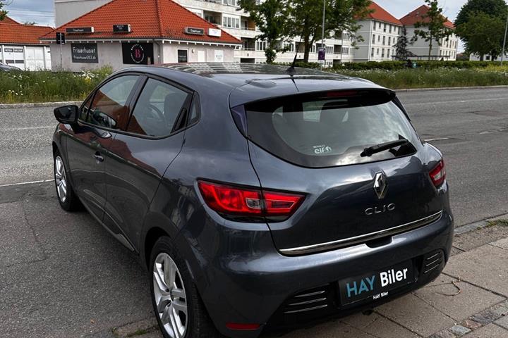 Grå Renault Clio IV fra 2017