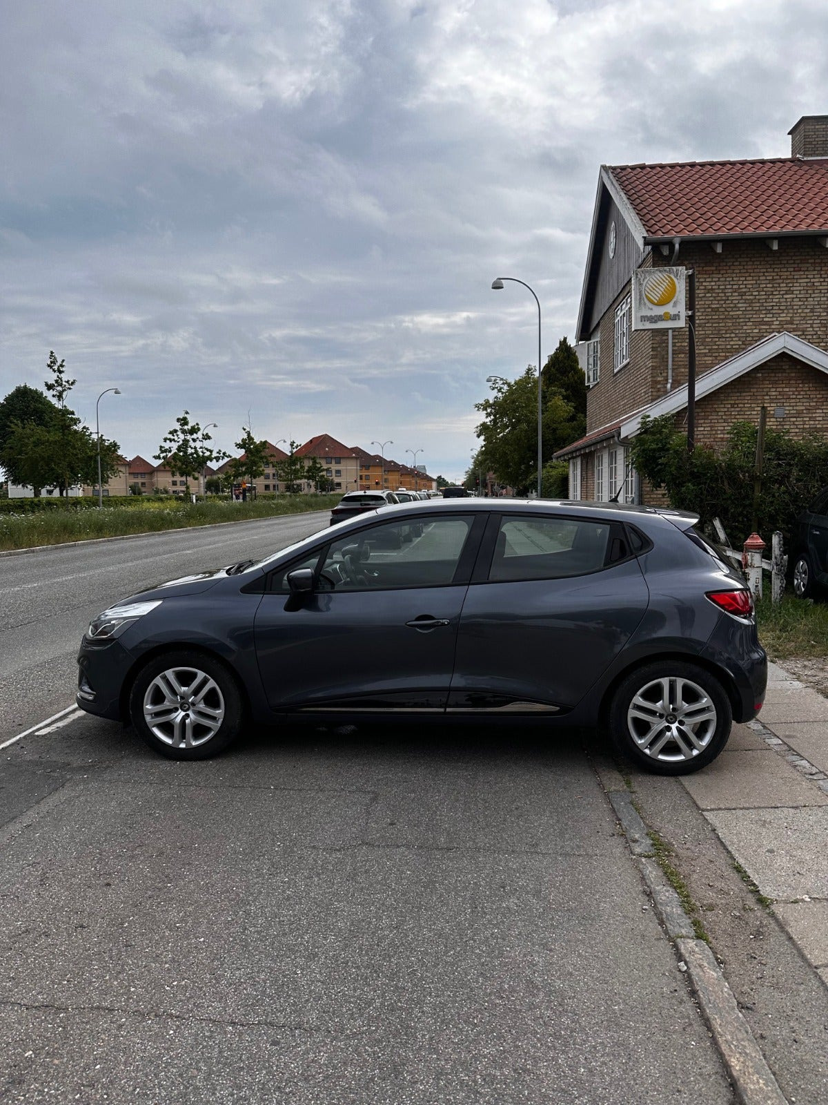 Grå Renault Clio IV fra 2017
