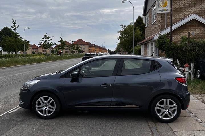 Grå Renault Clio IV fra 2017
