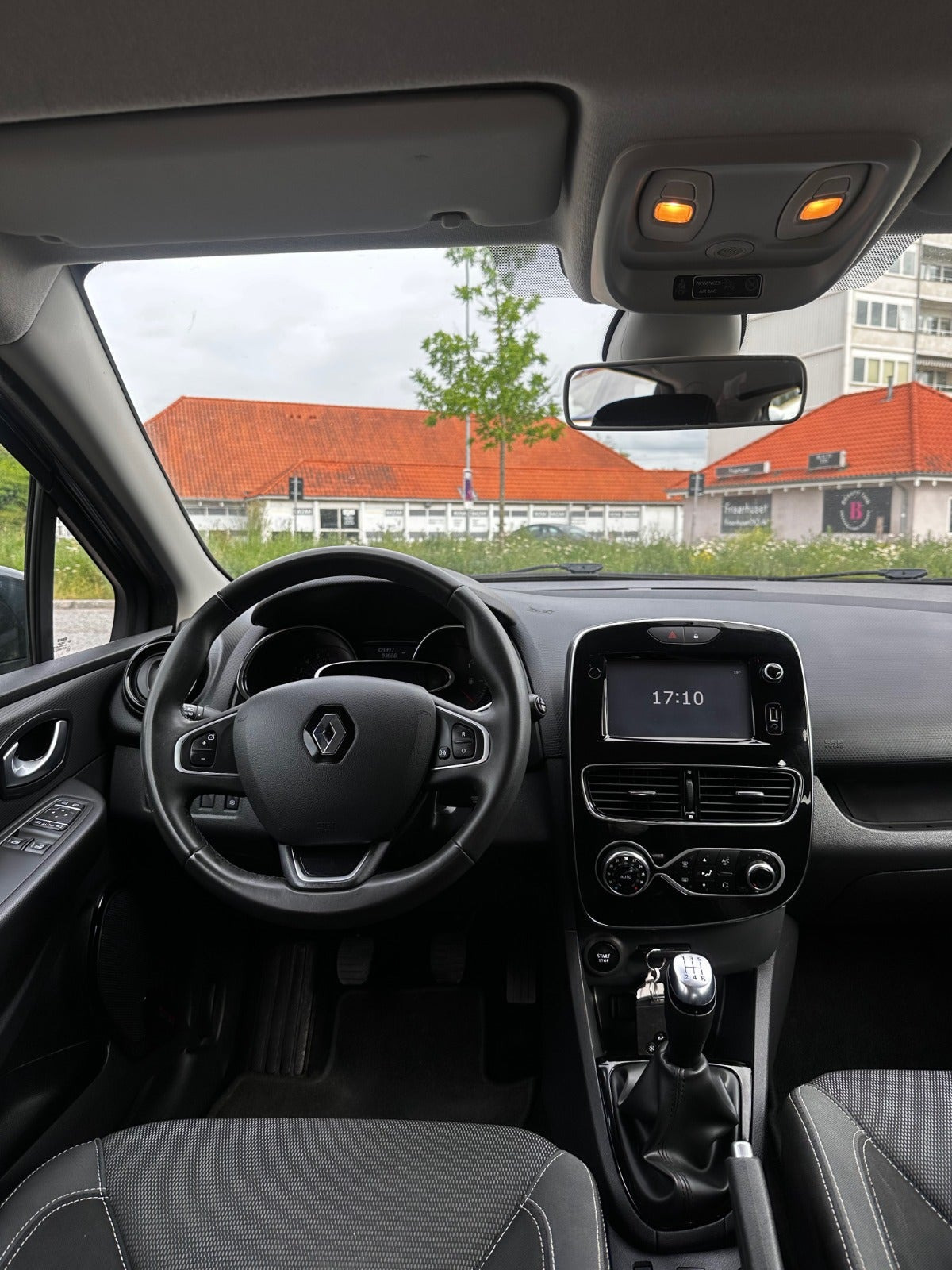 Grå Renault Clio IV fra 2017