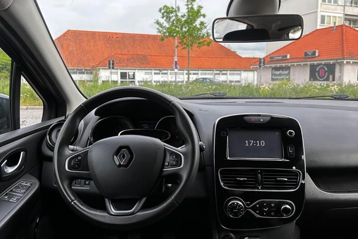 Grå Renault Clio IV fra 2017