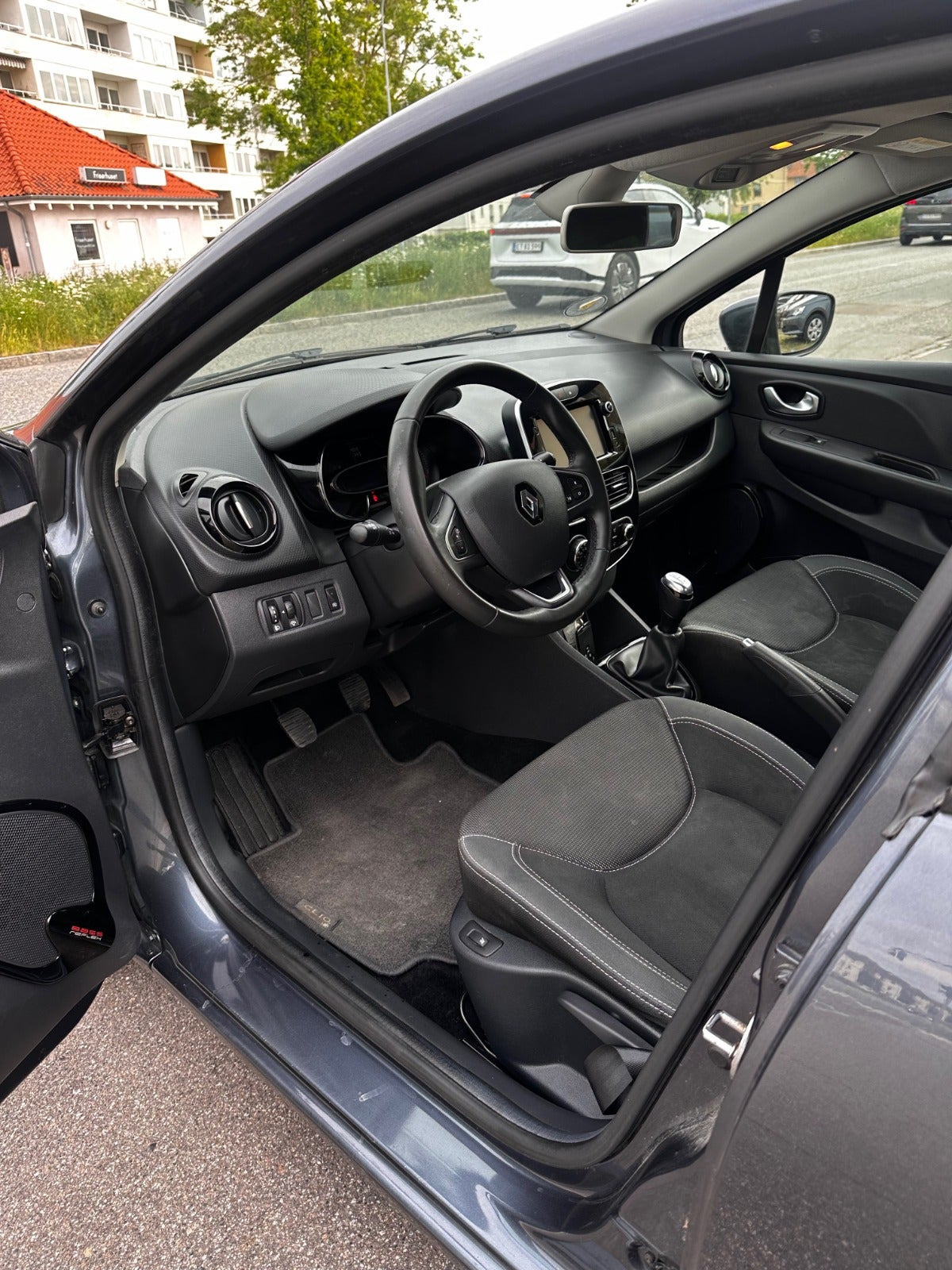 Grå Renault Clio IV fra 2017