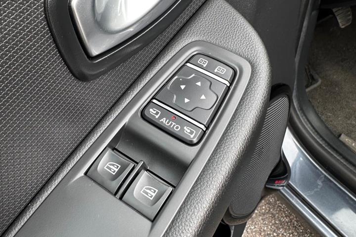 Grå Renault Clio IV fra 2017