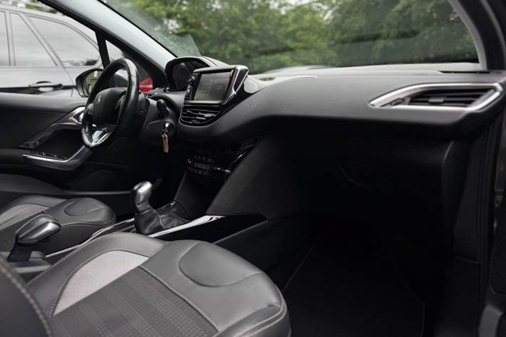 Grå Peugeot 2008 fra 2016