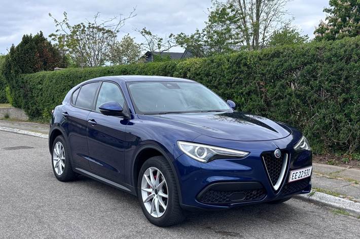 Blå Alfa Romeo Stelvio fra 2019