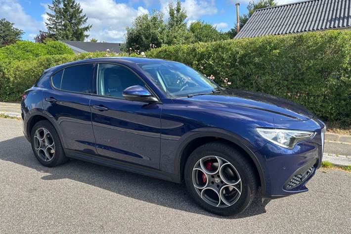 Blå Alfa Romeo Stelvio fra 2019