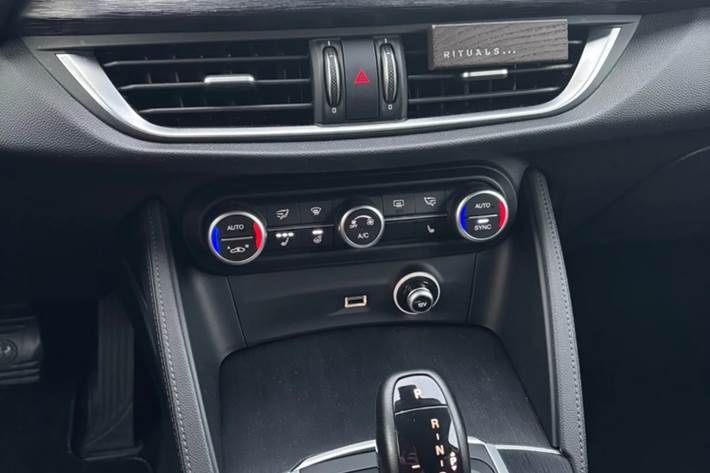 Blå Alfa Romeo Stelvio fra 2019