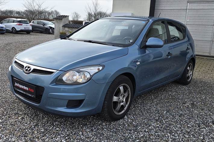 Blå Hyundai i30 fra 2010 set udefra