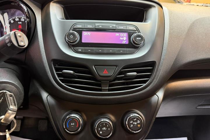 Grå Opel Karl fra 2017