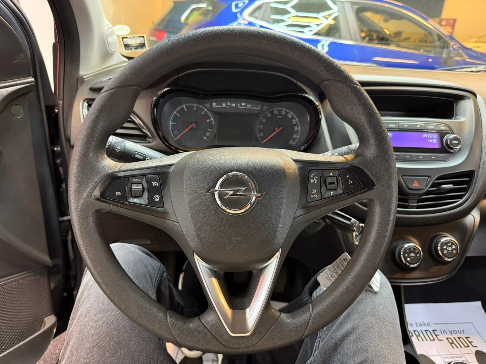 Grå Opel Karl fra 2017