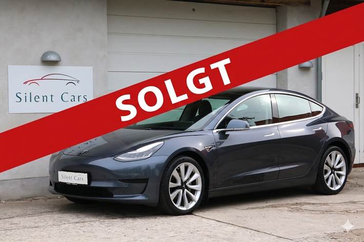 Grå Tesla Model 3 fra 2020 set udefra