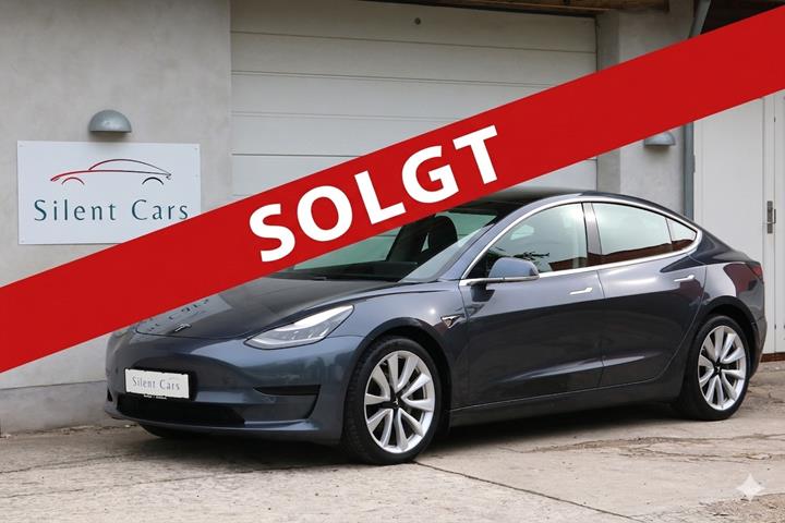 Grå Tesla Model 3 fra 2020 set udefra