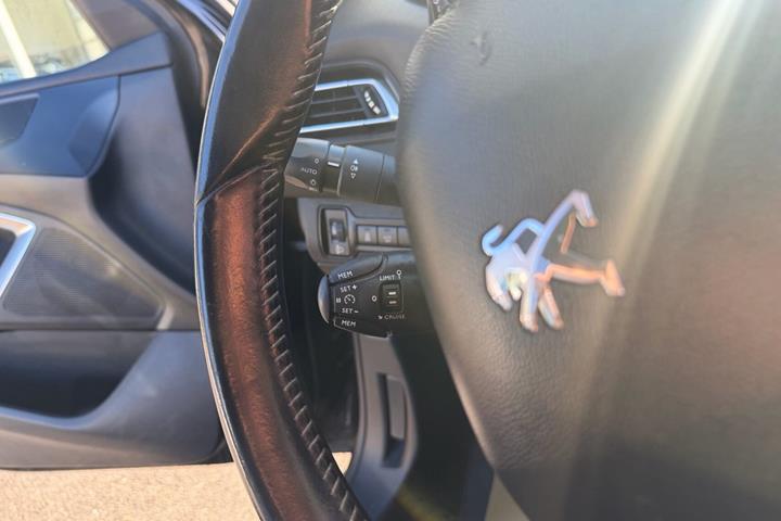 Sort Peugeot 308 fra 2016