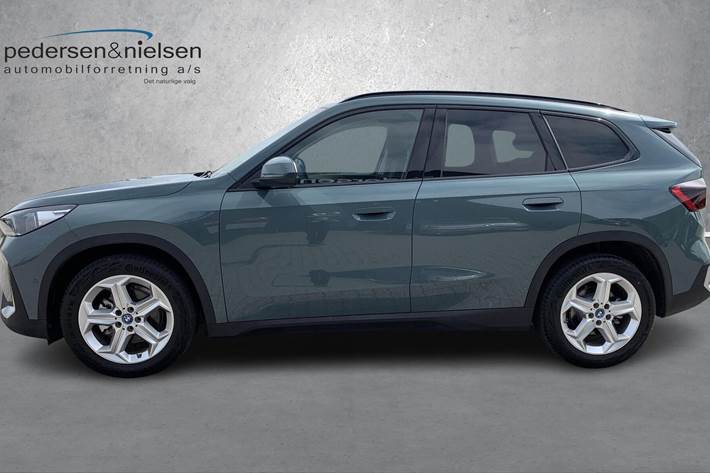 Grøn BMW iX1 fra 2024