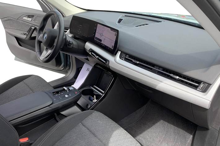 Grøn BMW iX1 fra 2024