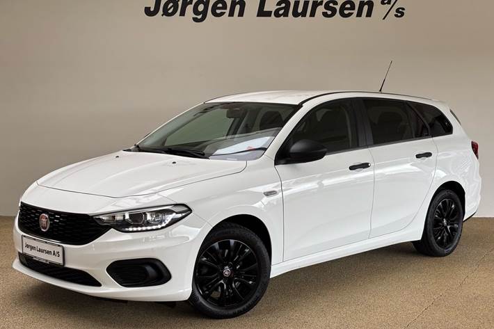 Hvid Fiat Tipo fra 2020 set udefra