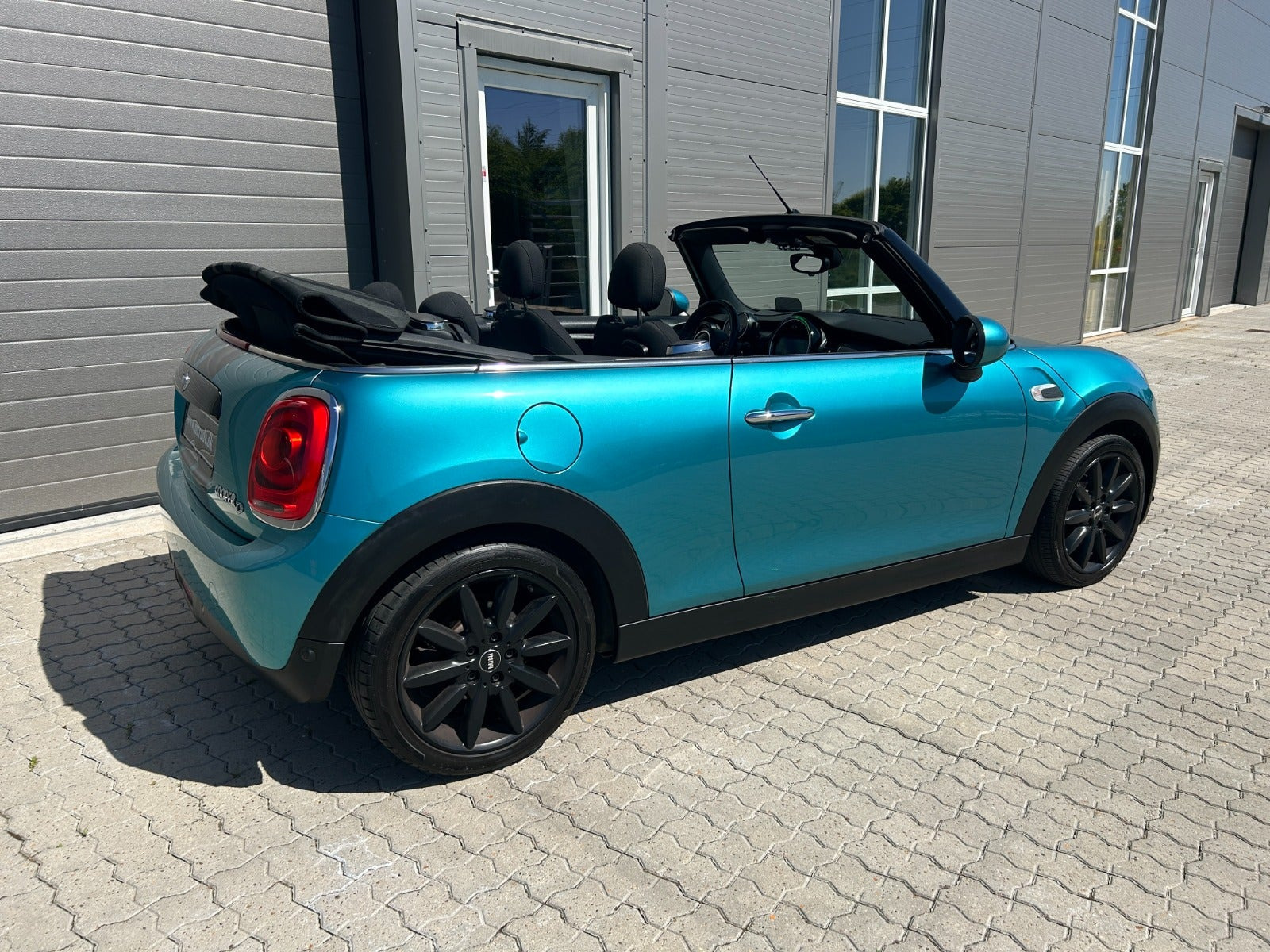 Blå Mini Cooper fra 2016