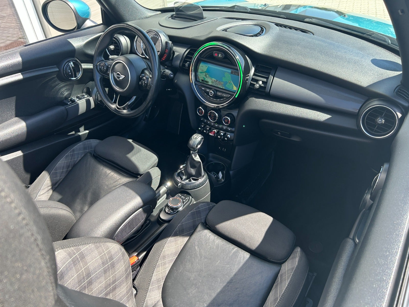 Blå Mini Cooper fra 2016