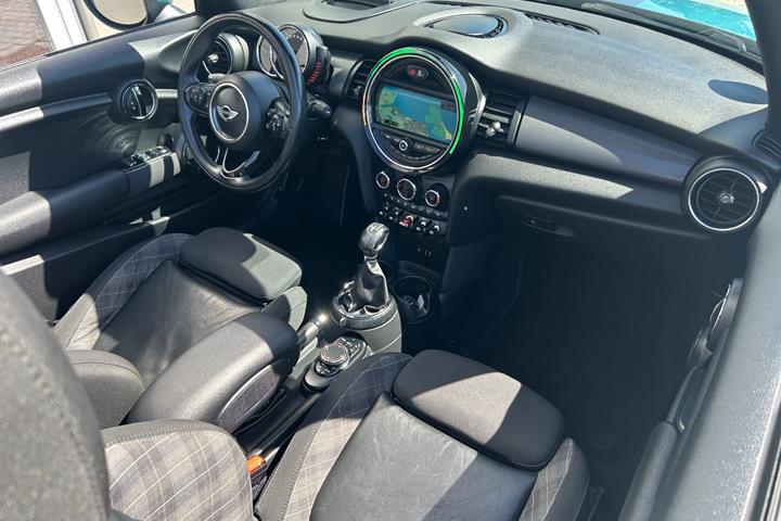 Blå Mini Cooper fra 2016