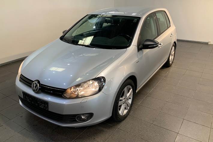 Sølv VW Golf VI fra 2012 set udefra