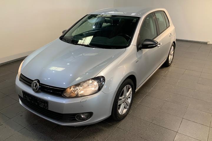 Sølv VW Golf VI fra 2012 set udefra