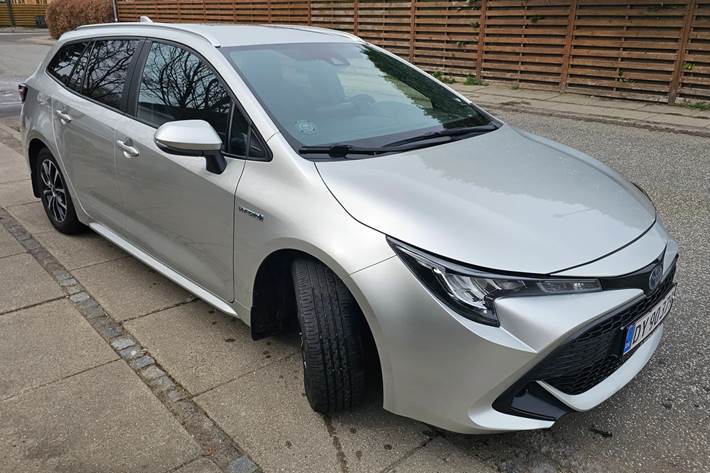 Grå Toyota Corolla fra 2021