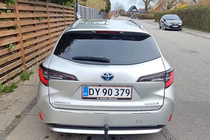Grå Toyota Corolla fra 2021