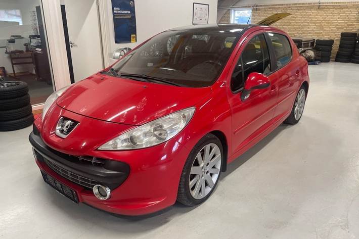 Rød Peugeot 207 fra 2008