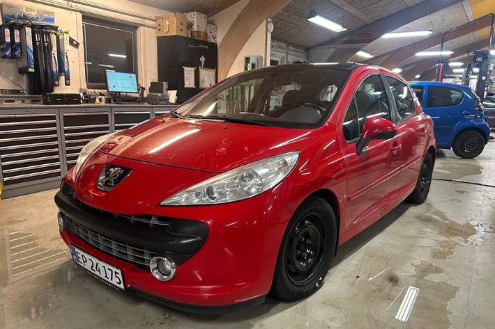 Rød Peugeot 207 fra 2008