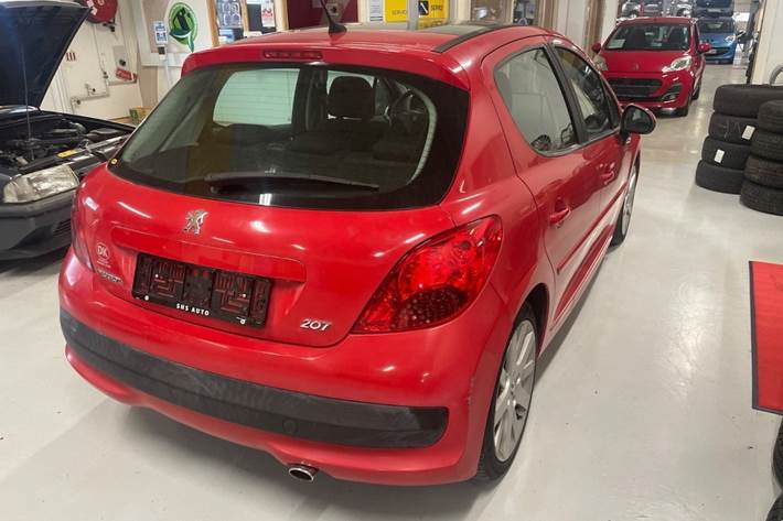 Rød Peugeot 207 fra 2008