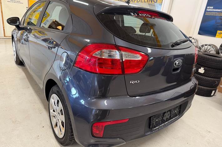 Grå Kia Rio fra 2015
