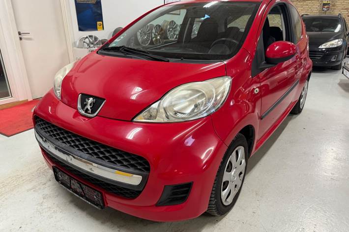 Rød Peugeot 107 fra 2011