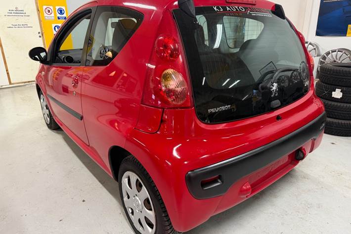 Rød Peugeot 107 fra 2011