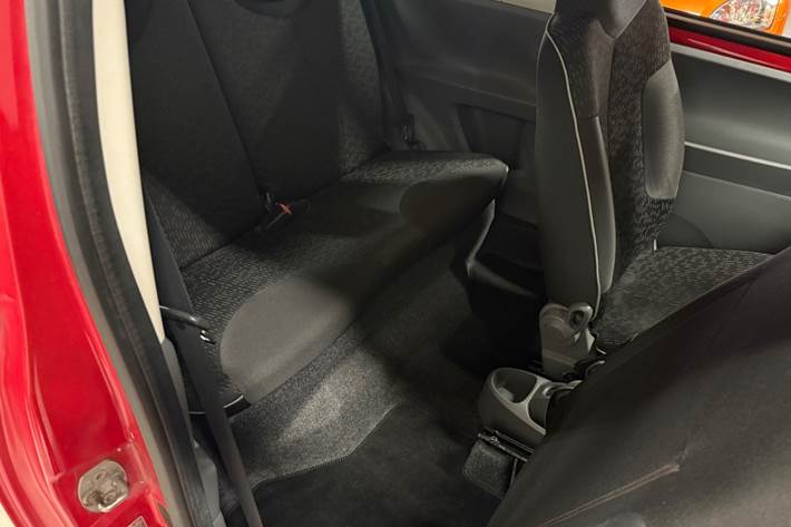 Rød Peugeot 107 fra 2011