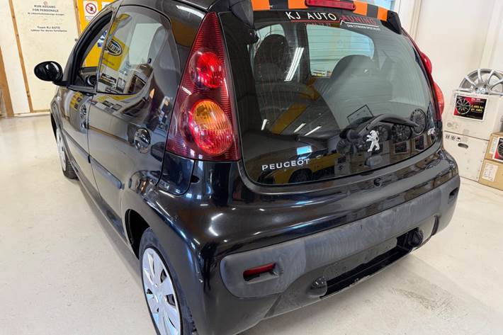 Sort Peugeot 107 fra 2012