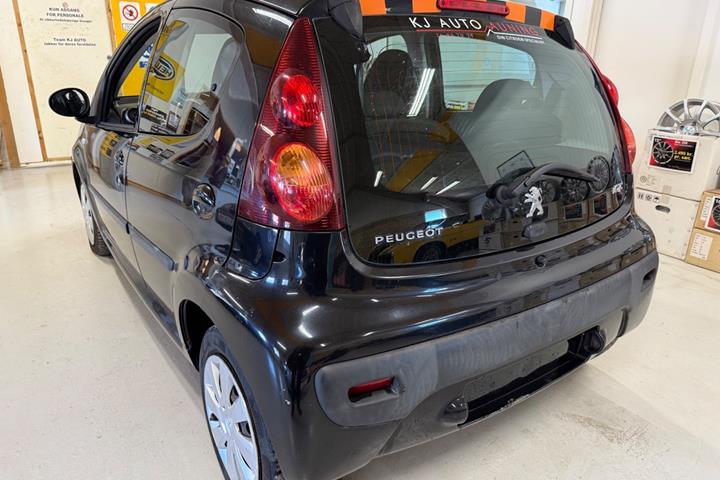 Sort Peugeot 107 fra 2012