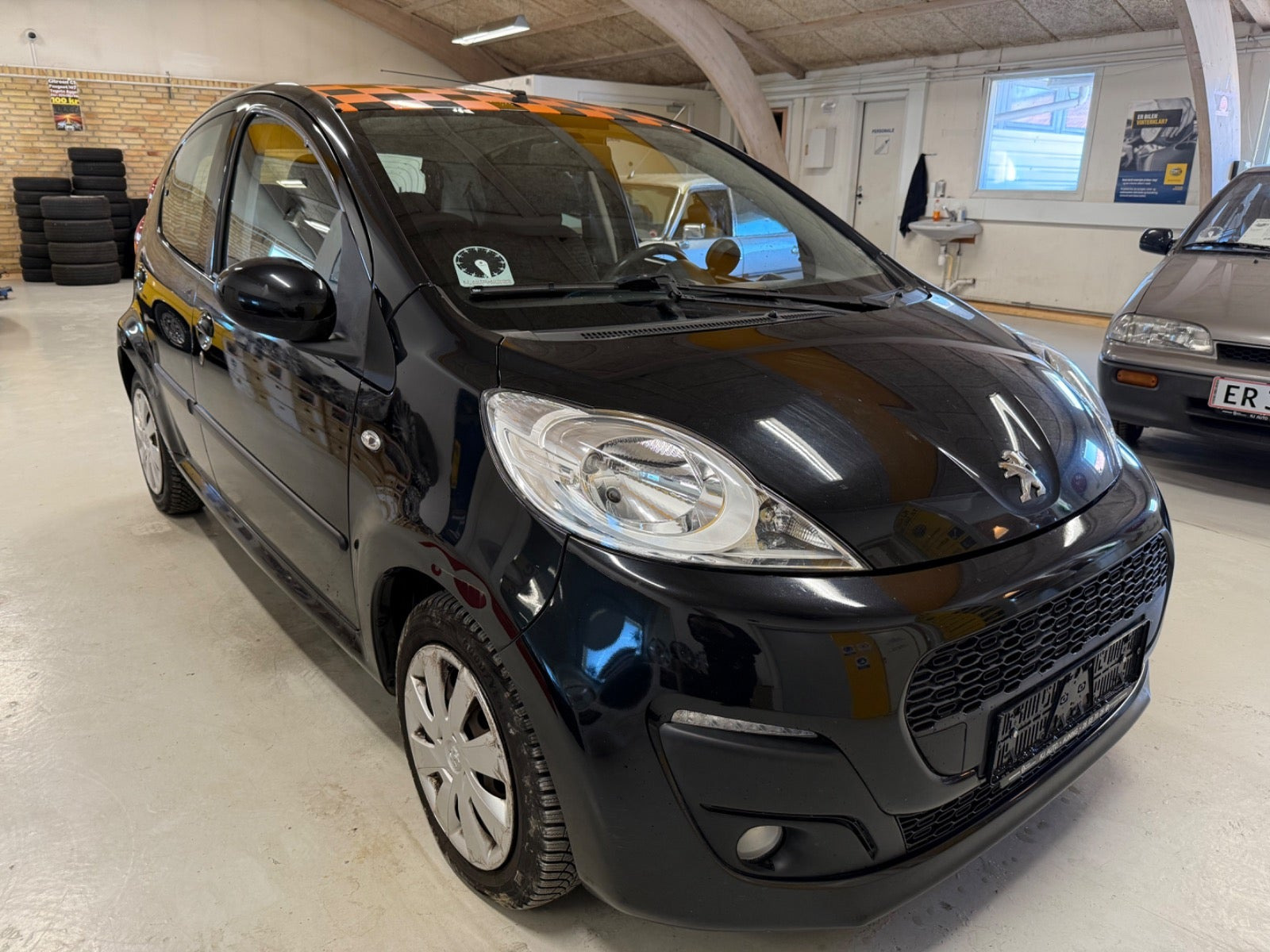 Sort Peugeot 107 fra 2012