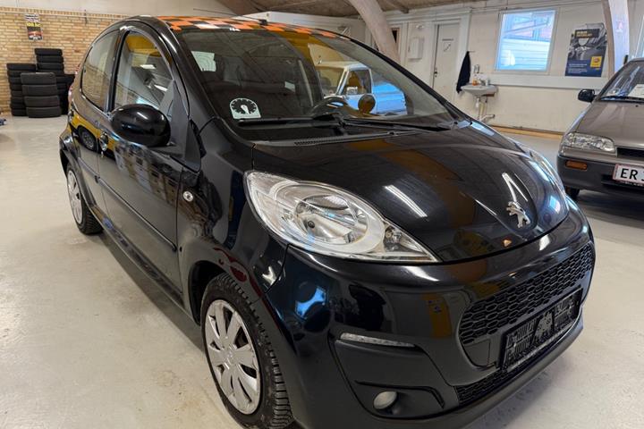 Sort Peugeot 107 fra 2012
