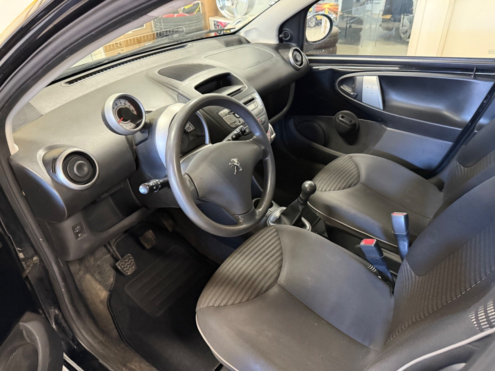 Sort Peugeot 107 fra 2012