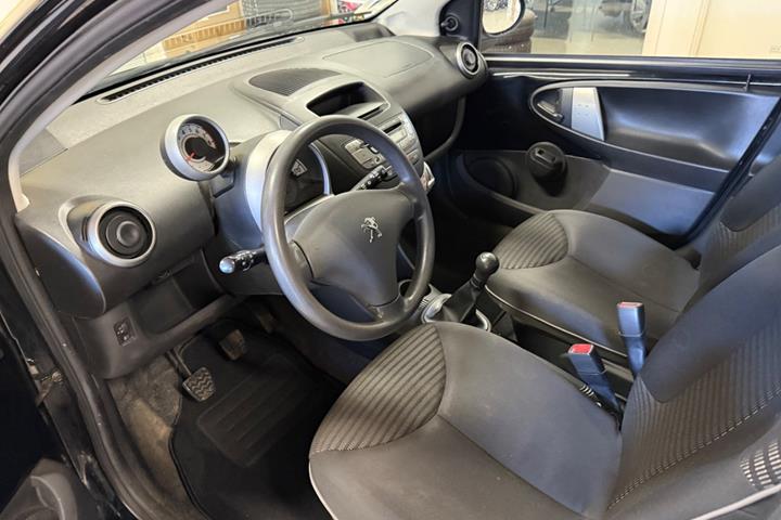 Sort Peugeot 107 fra 2012