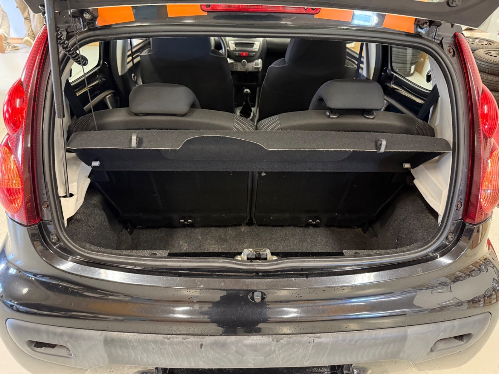 Sort Peugeot 107 fra 2012