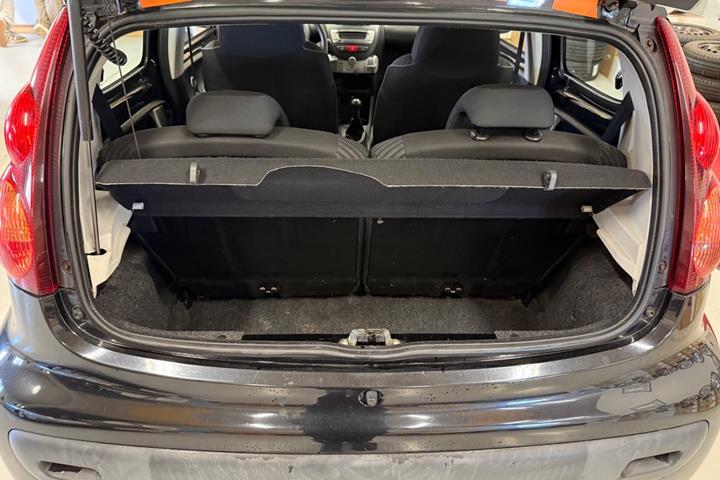 Sort Peugeot 107 fra 2012