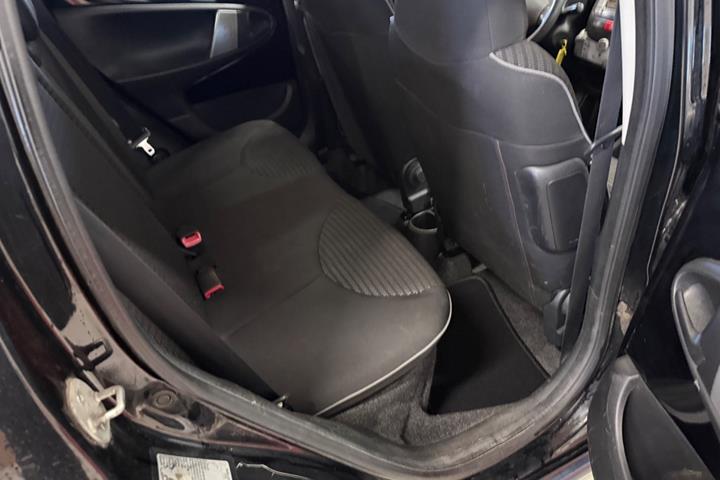 Sort Peugeot 107 fra 2012