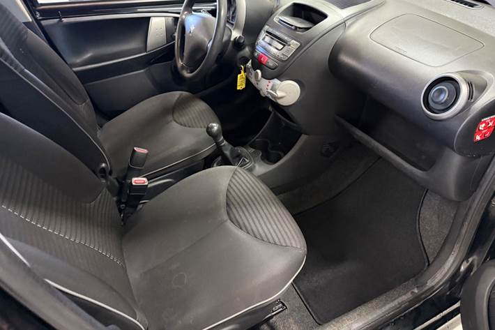 Sort Peugeot 107 fra 2012