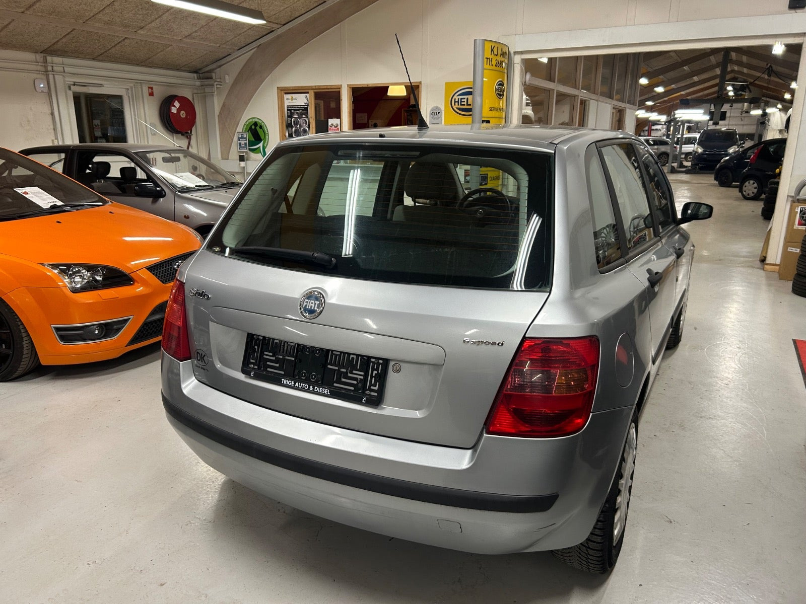 Sølv Fiat Stilo fra 2005 set udefra