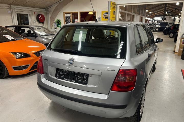 Sølv Fiat Stilo fra 2005 set udefra