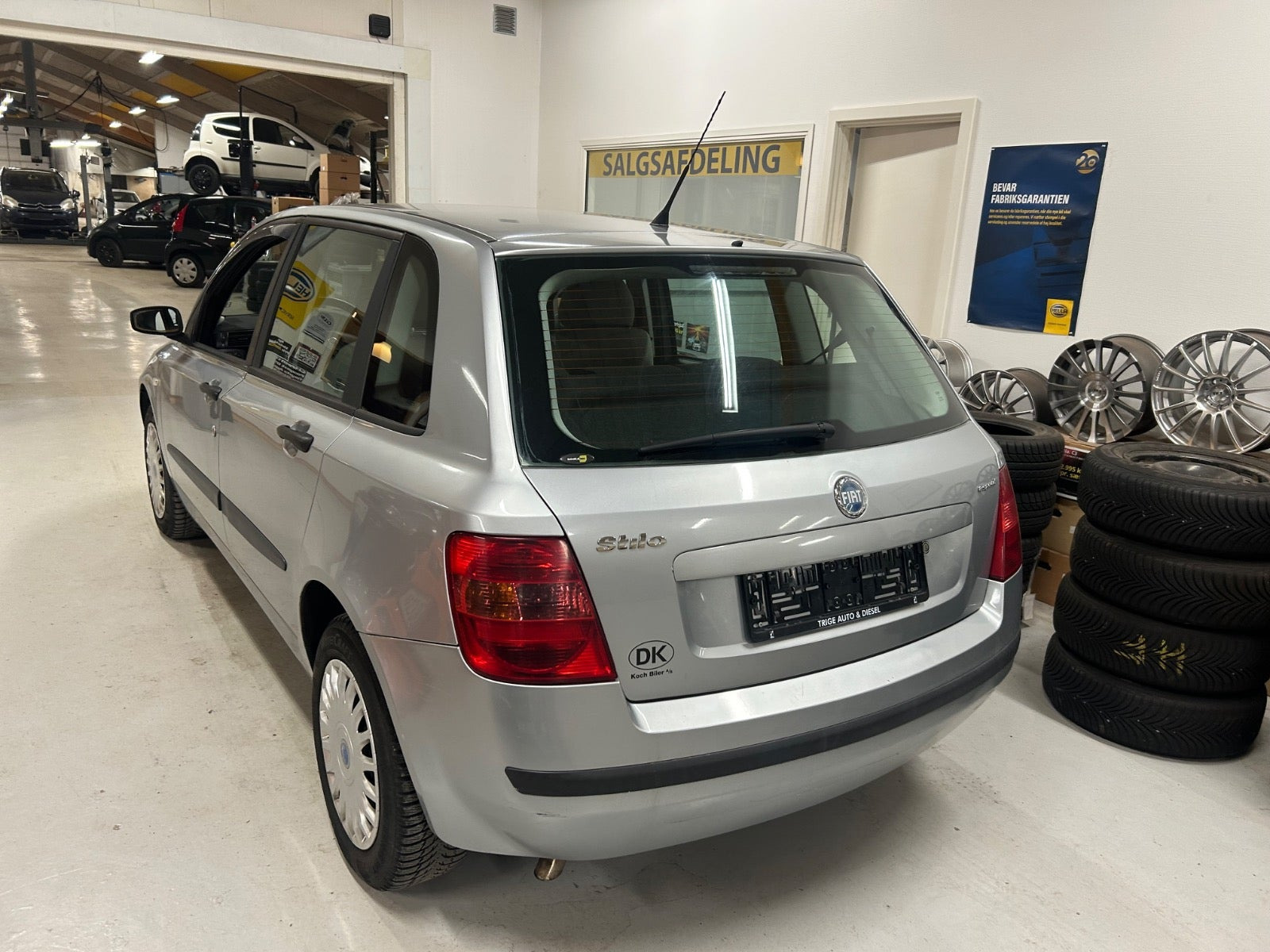 Sølv Fiat Stilo fra 2005 set udefra